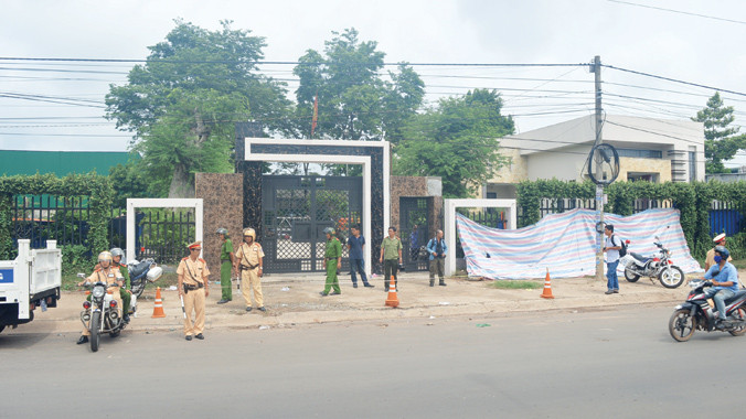 Lực lượng công an vẫn phong tỏa khu vực nhà ông Lê Văn Mỹ ngày 12/7. Ảnh: Ngô Bình