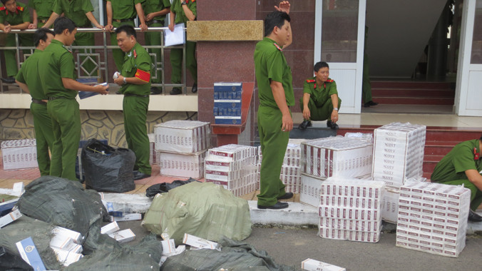 Công an kiểm kê số lượng thuốc lá lậu