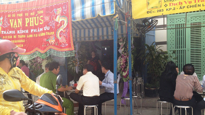 Chiều 9/1, nhiều người dân tại Khu phố 9 đã đến chia buồn với gia đình