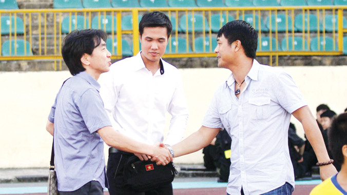 HLV Miura (trái) hiện diện trên sân cỏ cả nước để tuyển chọn cầu thủ cho ĐT U23 VN. Ảnh: VSI