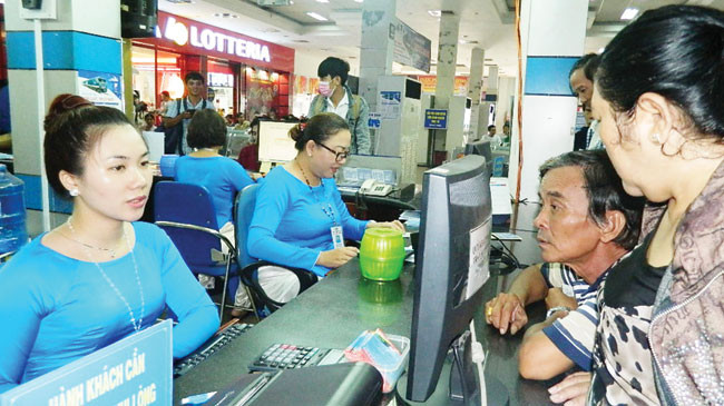 Bán vé tàu tại ga Sài Gòn. Ảnh: L.T