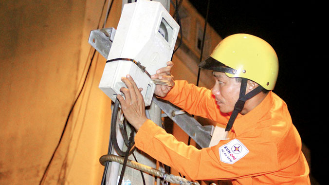 Còn nhiều tranh cãi xung quanh cách tính giá điện (trong ảnh: Ghi số điện tại công tơ điện ở Đà Nẵng). Ảnh: Nam Cường