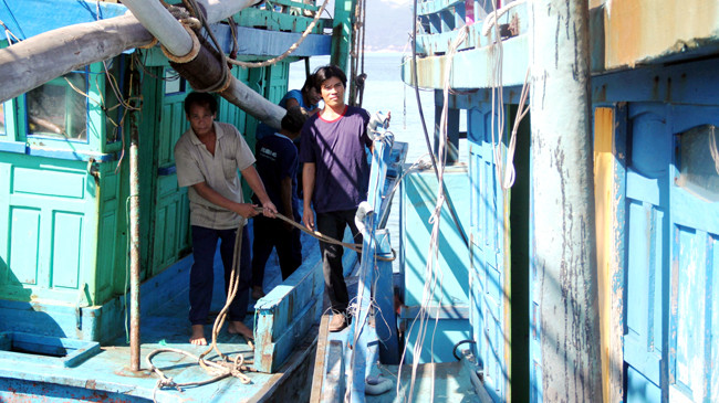 Thuyền viên tàu BĐ 96496 trở về sau khi bị tấn công ở Trường Sa. Ảnh: H. Văn