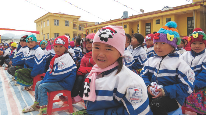 Học sinh trường tiểu học Nậm Khắt, Mù Cang Chải (Yên Bái) trong lễ nhận trường mới do BIDV tài trợ xây dựng	