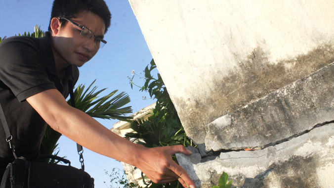 Phần móng dãy phòng học trường Trần Cao Vân bị dịch chuyển, nứt toác