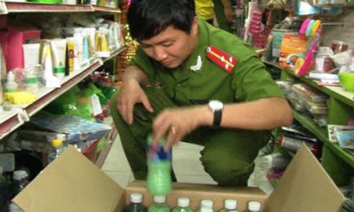 Tin từ Công an thành phố Huế chiều 31/7 cho biết, lực lượng Cảnh sát phòng chống tội phạm về môi trường thuộc Công an thành phố vừa tạm giữ nhiều mặt hàng mỹ phẩm không có hóa đơn chứng từ. 