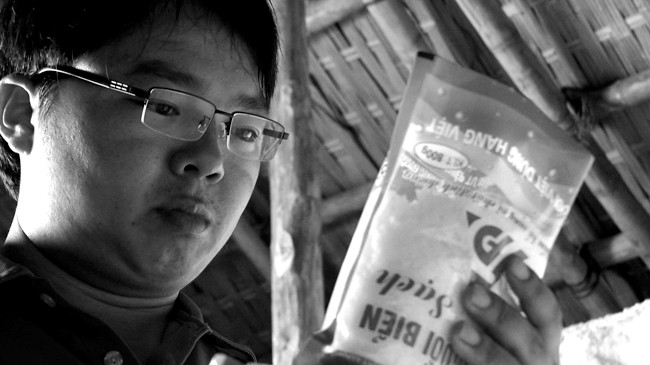 Anh Cương bên sản phẩm của mình