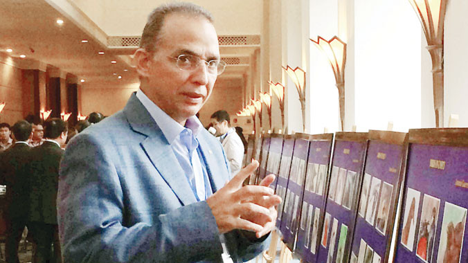 Chiến sĩ tình báo Antonio Guerreo Rodriguez giới thiệu những bức tranh ông vẽ trong thời gian ngồi tù và được mang đến Hà Nội để trưng bày tại hội nghị. Ảnh: Trúc Quỳnh