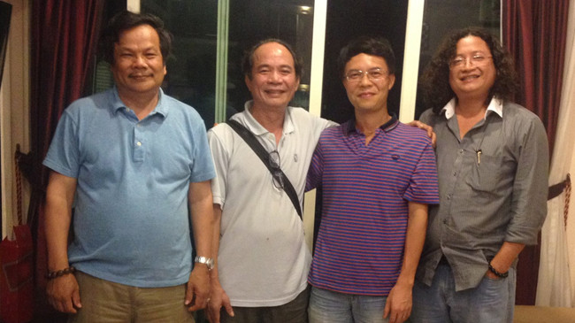 Nhà thơ Trần Quang Quý, nhà thơ Nguyễn Trọng Tạo, ông Phạm Thanh Bằng, bí thư Sứ quán Việt Nam tại Indonesia; ông Nguyễn Minh Nhựt - GĐ NXB Trẻ