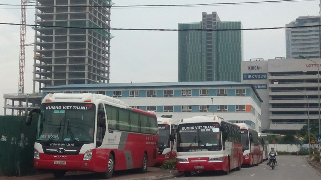 Biến vỉa hè, lòng đường thành bãi đỗ xe tại khu vực quận Cầu Giấy Ảnh: Minh Đức