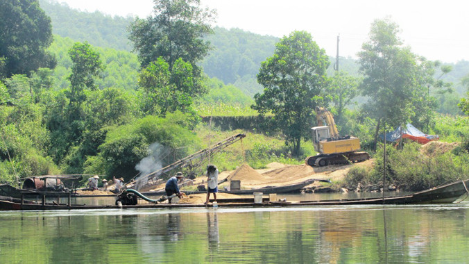 “Cát tặc” ngang nhiên dùng đò máy cỡ lớn hút cát từ lòng sông Bồ để chuyển lên bãi tập kết của Cty Cao Ngọc Dũng bên cạnh