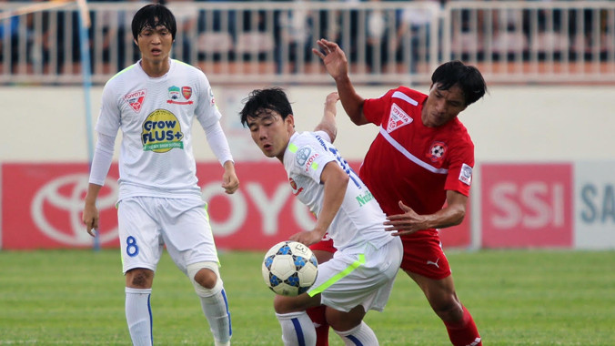 Các cầu thủ HA.GL (trắng) tuy có nhiều tiến bộ so với đầu mùa nhưng vẫn còn gặp nhiều khó khăn tại V-League. Ảnh: VSI