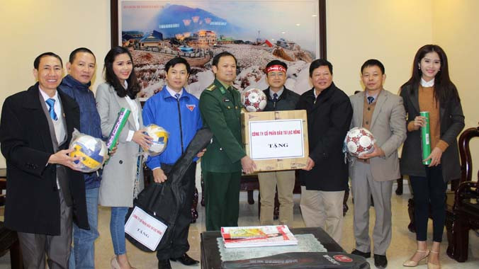 Đoàn công tác trao quà cho Đại tá Nguyễn Anh Tuấn- Phó chính ủy Bộ chỉ huy Bộ đội Biên phòng Lạng Sơn