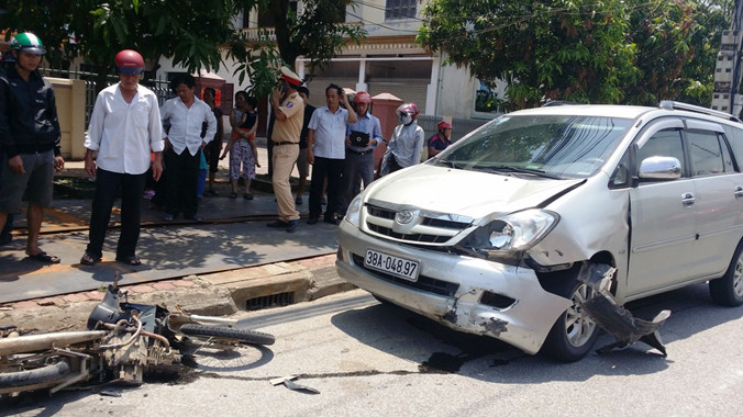 Chiếc xe ô tô kéo chiếc xe máy gần 3km