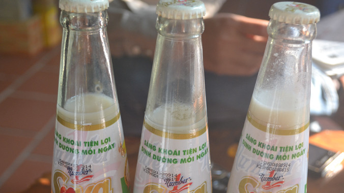3 chai sữa Soya Number 1 bị đóng cặn đen từ bên trong