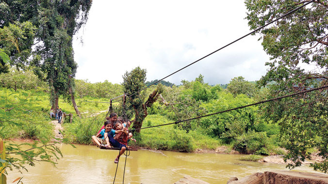 Qua suối bằng cáp treo tự chế