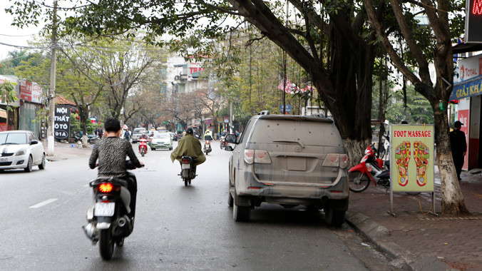 Bùn đất bọc kín xe hơi che mất cả biển số trên đường Hà Nội . Ảnh: Hồng Vĩnh