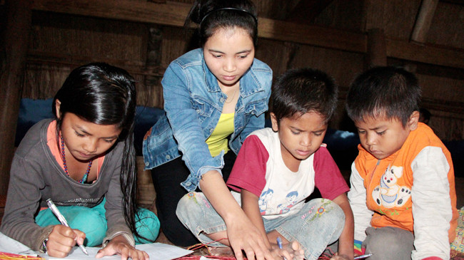 Không bàn ghế, nhưng từ cô giáo đến lũ trẻ đều say sưa 