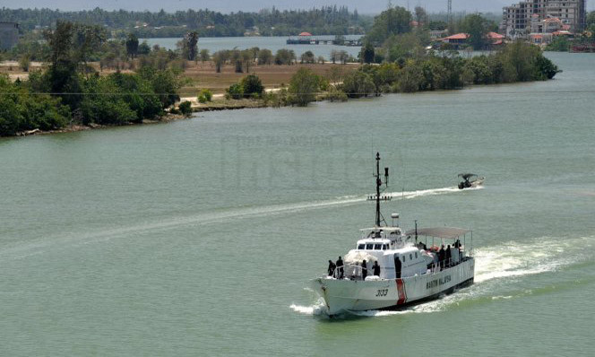 àu tuần tra của cơ quan thực thi pháp luật hàng hải Malaysia tới địa điểm tàu bị chìm.