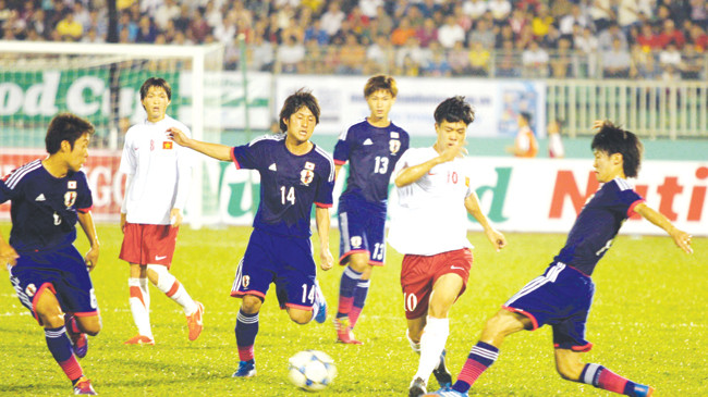 Olympic Nhật (xanh) gặp Olympic Việt Nam