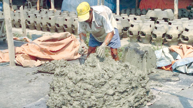 Công đoạn nhào đất rất mệt nhọc