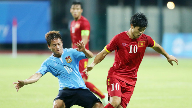 Công Phượng (phải) chơi không đúng ý đồ của HLV Miura trong trận đấu với U23 Lào