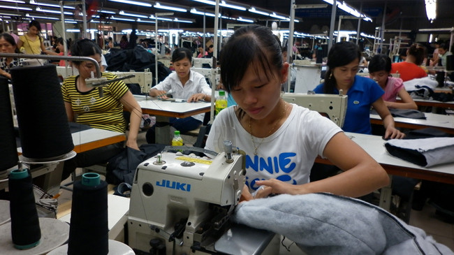 Việc tăng lương tối thiểu vùng sẽ đẩy chi phí bảo hiểm. Ảnh: Phạm Anh