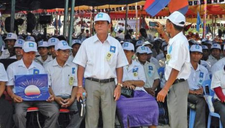 Chhea Tang Sorn (giữa) bị cáo buộc phát tán tài liệu xuyên tạc vấn đề biên giới với Việt Nam.