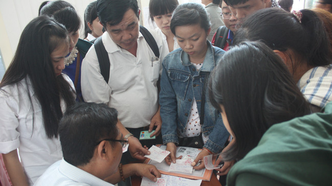 Hàng chục thí sinh và phụ huynh “bao vây” cán bộ trường ĐH Sư phạm TPHCM để xin rút hồ sơ