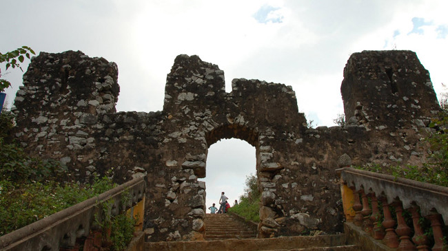 Di tích thành nhà Mạc để chống nhà Lê còn ở Lạng Sơn. Ảnh: Lương Anh