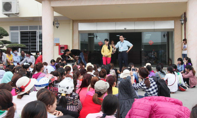 Đại diện công ty nói chuyện với các công nhân. Ảnh: Tuổi trẻ