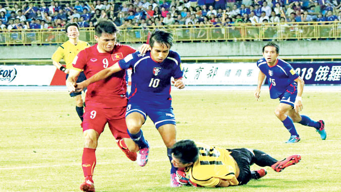 Công Vinh trong pha tranh chấp bóng. Ảnh: Quỳnh Mai