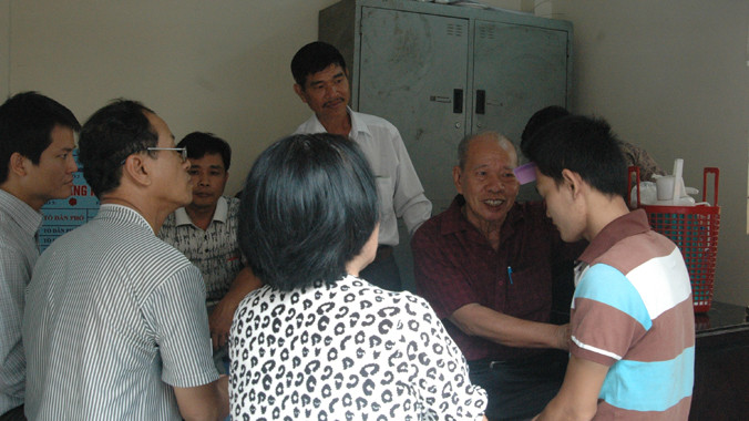 Lương y Phạm Thiên Thư (đứng) hướng dẫn các bạn trẻ tập dưỡng sinh hỗ trợ cai nghiện. Ảnh: T.N.A