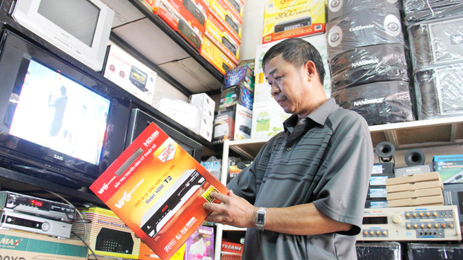 Người dân tìm mua đầu thu để không gián đoạn việc xem truyền hình sau khi cắt sóng analog