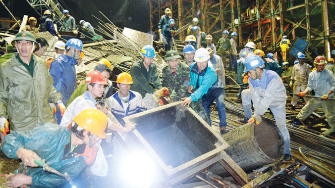 Nỗ lực cứu hộ tại hiện trường vụ sập giàn giáo