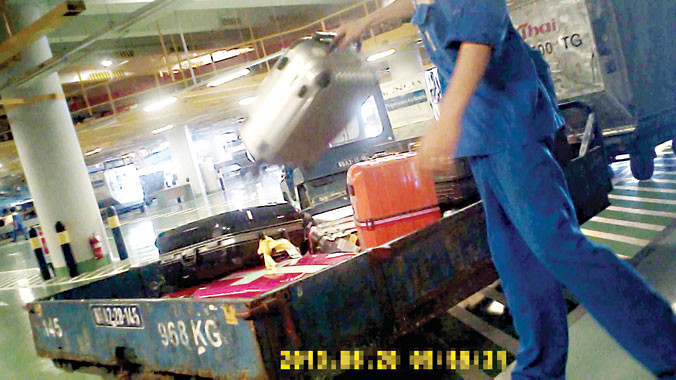 Hành lý của hành khách bị quăng vứt không thương tiếc. Ảnh cắt từ clip