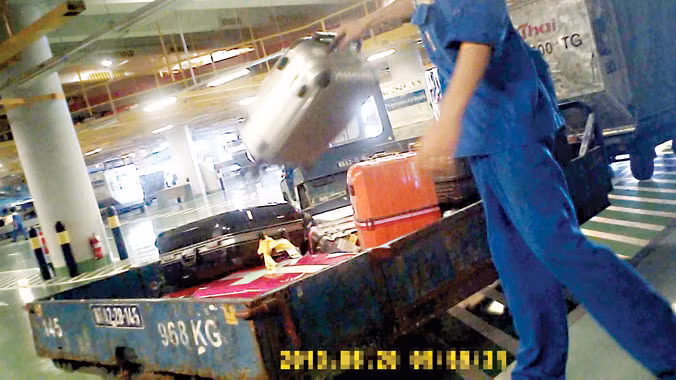 Hành lý của hành khách bị quăng vứt không thương tiếc. Ảnh cắt từ clip
