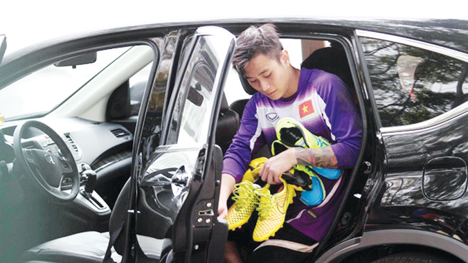 Cầu thủ bị chấn thương được lên xe riêng của HLV Miura về khách sạn nghỉ sớm. Ảnh: Internet