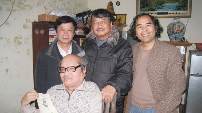 Nhà thơ Đỗ Trọng Khơi (ngồi) và bạn bè.