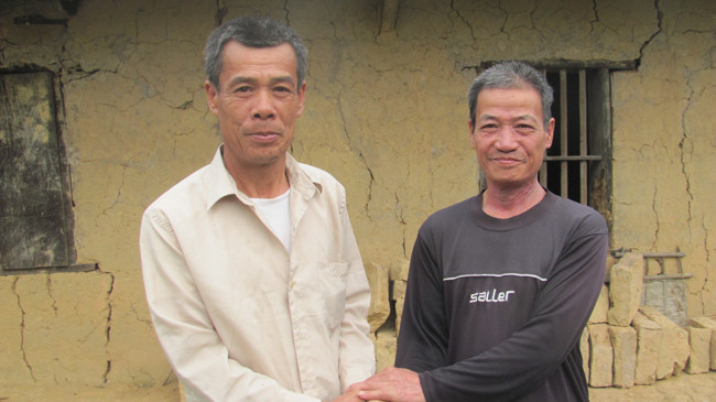  Đồng đội cũ đến động viên cựu TNXP Hoàng Văn Lại (bìa phải)