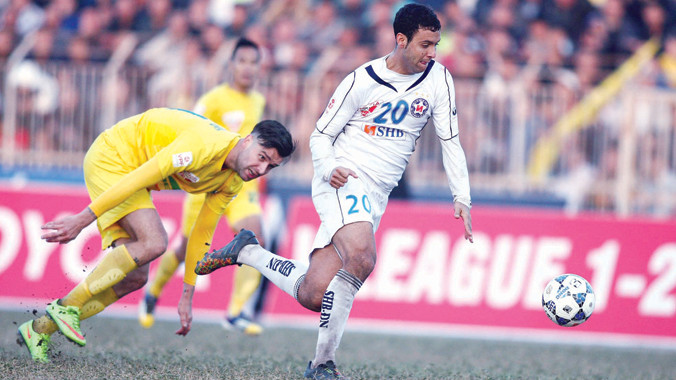 Các cầu thủ SHB Đà Nẵng (phải) rất cần một chiến thắng tại Pleiku để thoát khỏi vị trí cuối bảng. Ảnh: VSI 