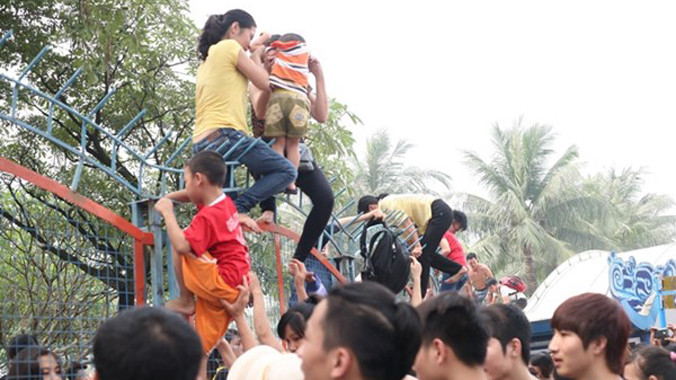 Hình ảnh lộn xộn ở Công viên nước Hồ Tây ngày 19/4. Ảnh: Thanh Hà
