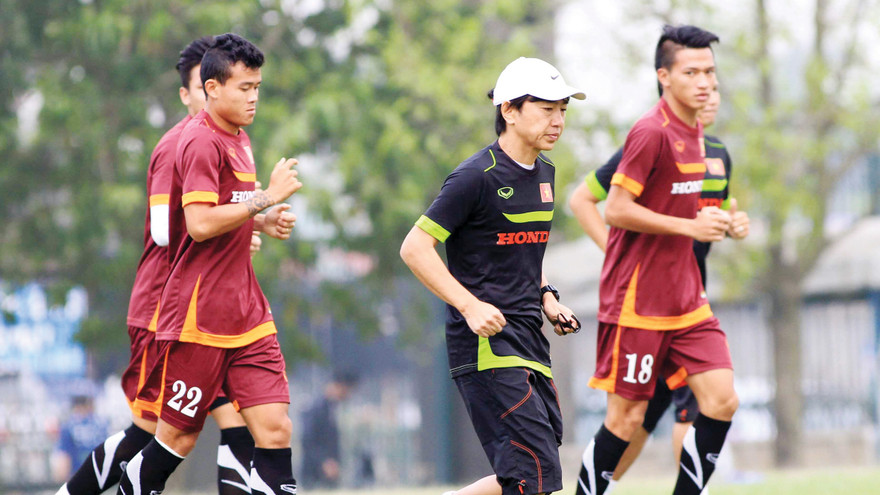 HLVMiura (giữa) sẽ phải liên tục chạy đi chạy lại giữa 2 đội tuyển để hoàn thành nhiệm vụ. Ảnh: VSI