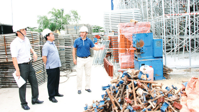 Đoàn công tác Bộ Xây dựng kiểm tra tại công trình ngày 12/7. Ảnh: Việt Văn