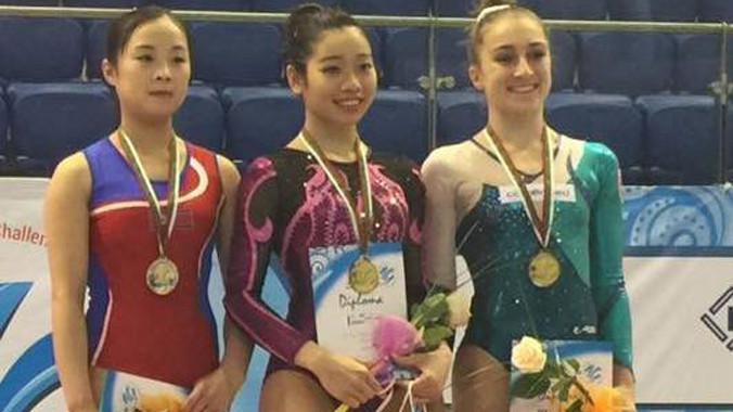 Hà Thanh (giữa) nhận giải thưởng