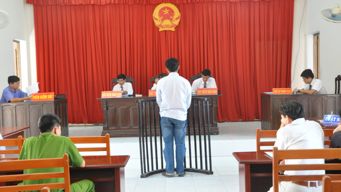 Nguyên điều tra viên, trung úy Trần Phú Triệu trước vành móng ngựa tại tòa án TP Rạch Giá ngày 12/5/2015