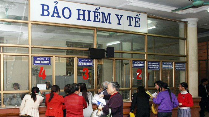 Người dân vẫn thiếu thông tin và bị phiền hà khi tham gia BHYT. Ảnh: Bá Anh