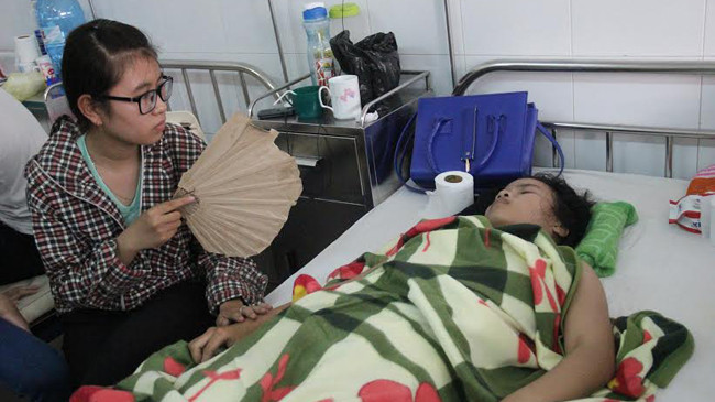 Rơi từ tầng ba, một nữ sinh nguy kịch