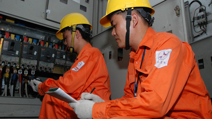 Công nhân điện lực trực 24/24h để đảm bảo cấp điện. Ảnh: Việt Cường