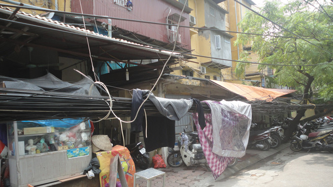 'Rác trời' sát nhà dân